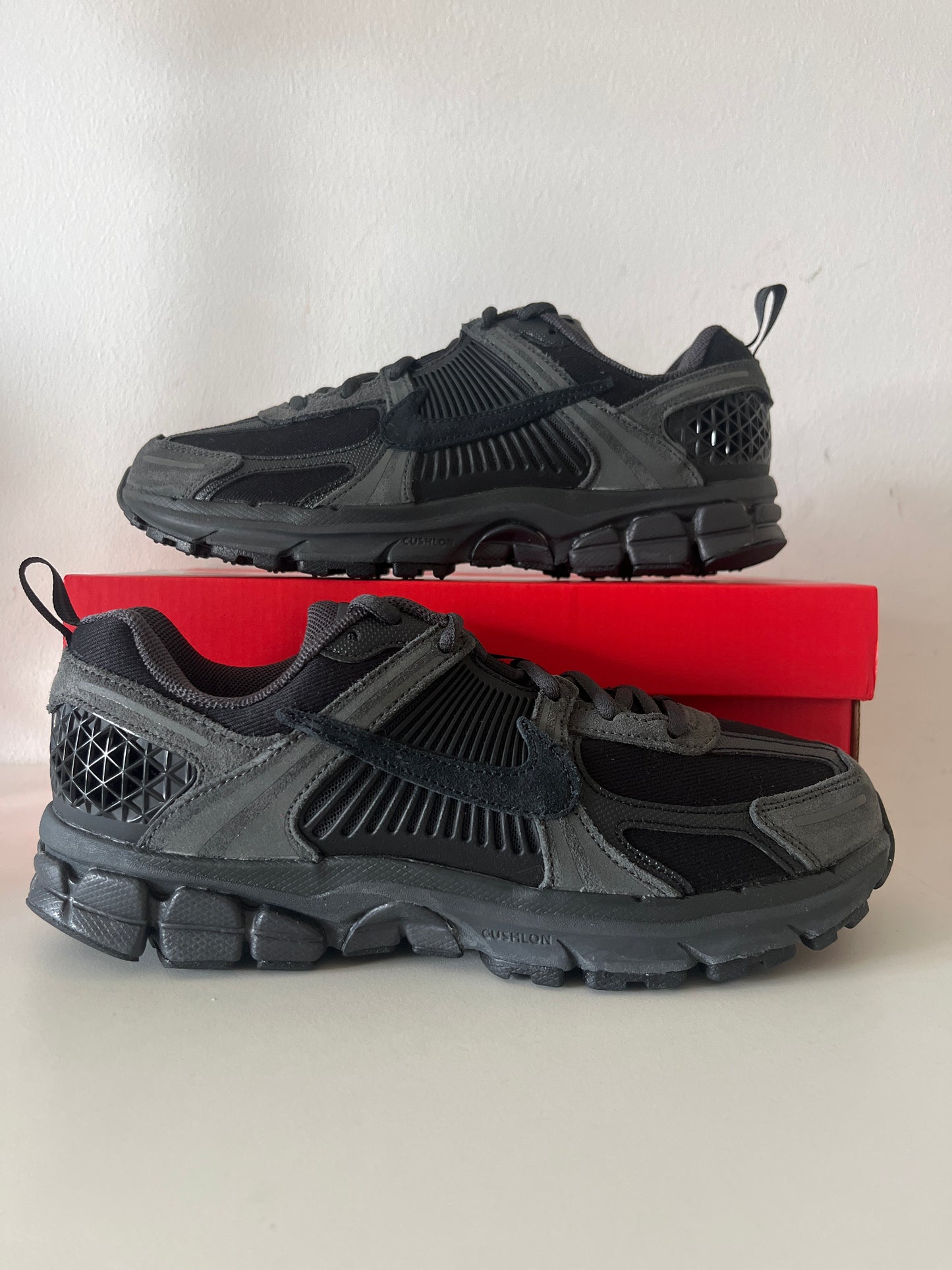 Nike Vomero 5 in schwarz/anthrazit, Größe wählbar