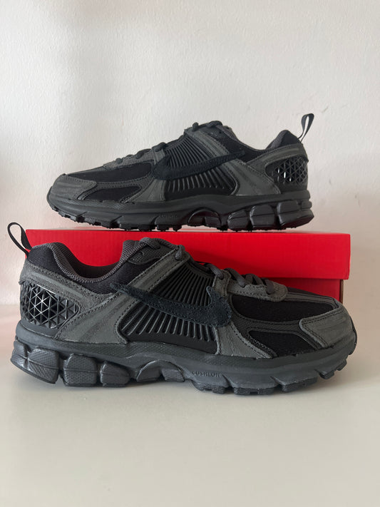 Nike Vomero 5 in schwarz/anthrazit, Größe wählbar