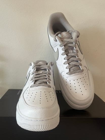 Nike Air Force 1 '07 in weiß mit grauem Swoosh, Größe 42,5