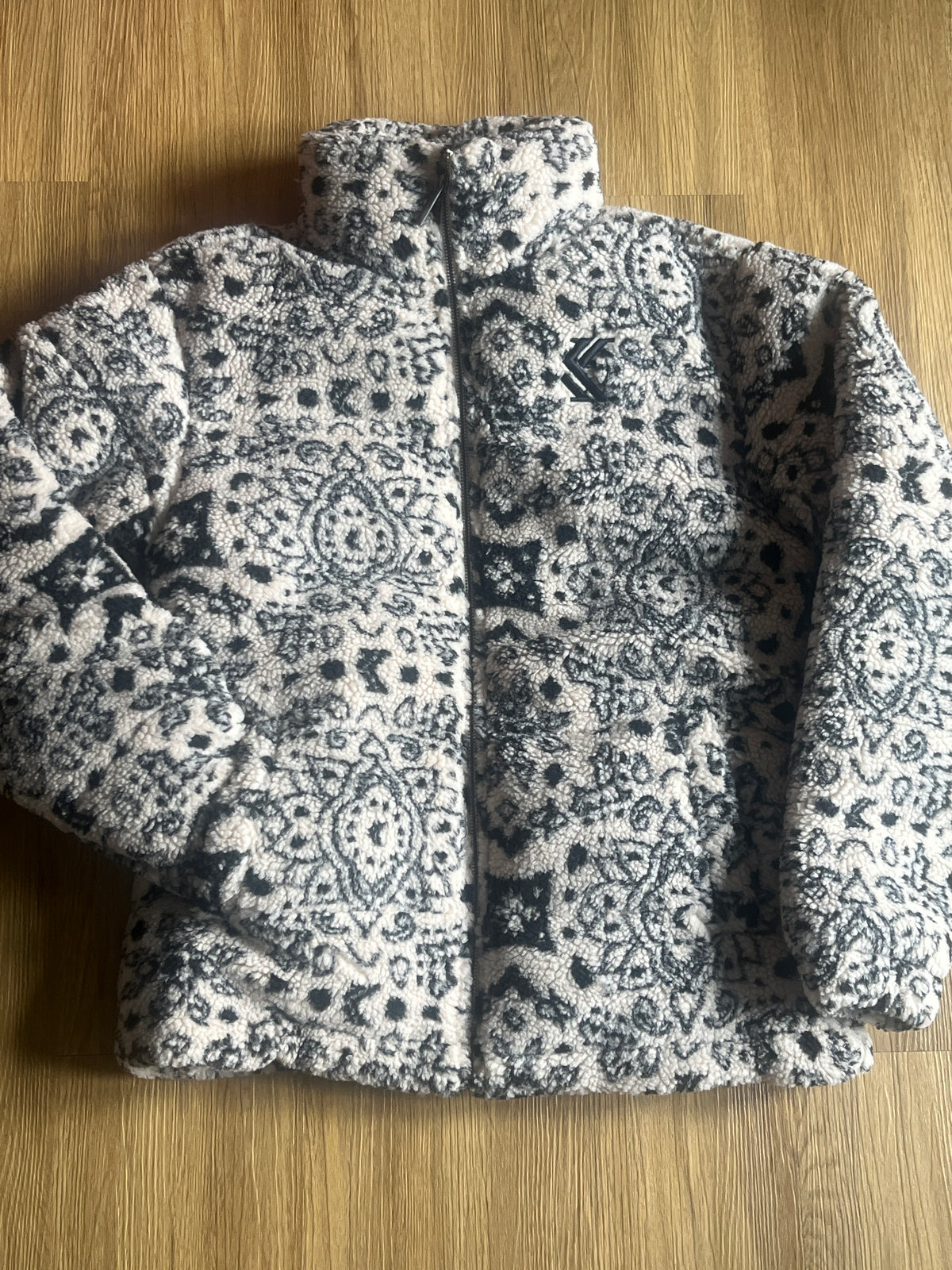 Karl Kani Puffer Plüsch Jacke in creme mit schwarzen Mustern. Größe S