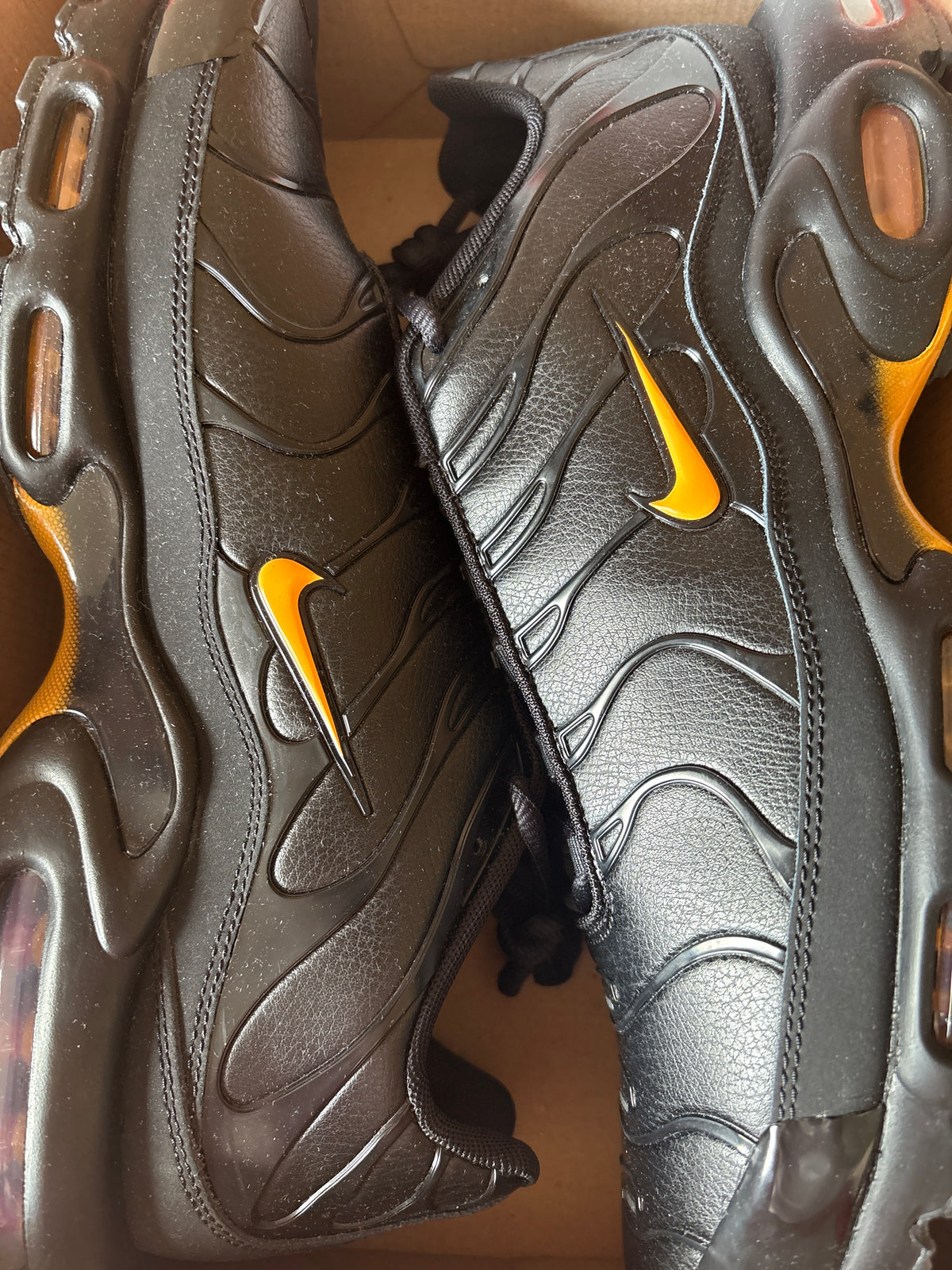 Nike Air Max Plus TN in schwarz/orange, Größe 47,5