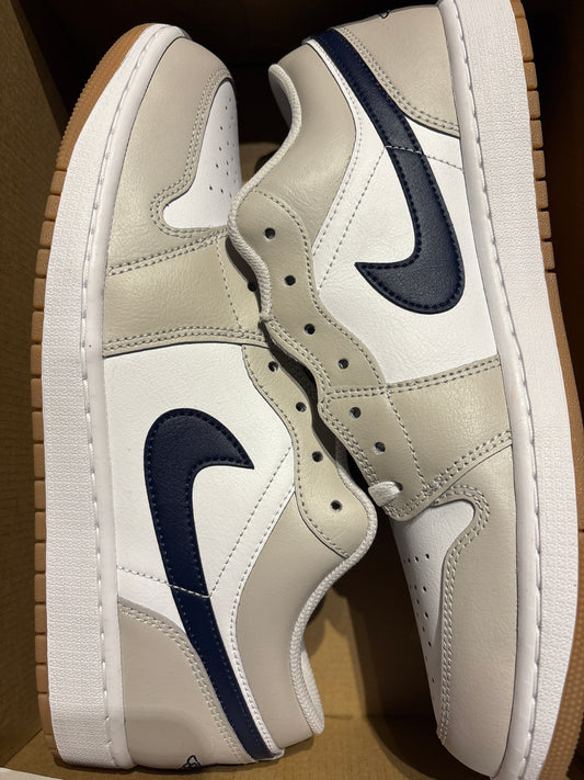 Nike Air Jordan 1 Low weiss/dunkelblau/beige, Größe 46