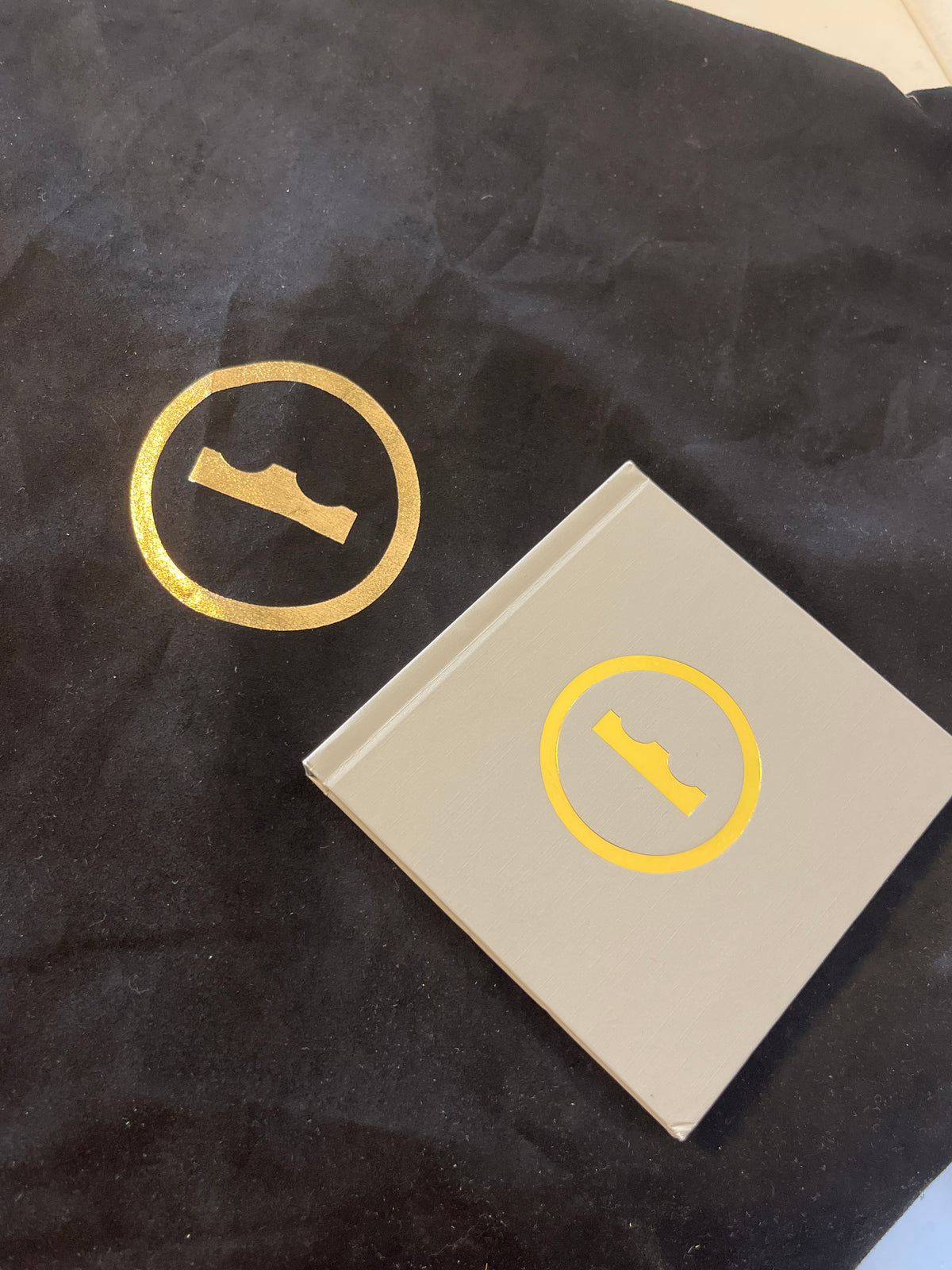 LeBron 23 in weiß/bunt (schimmernd) mit goldenen Details + Schuhbeutel und Buch, Größe 45