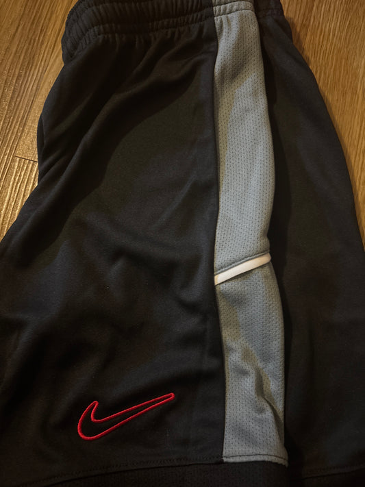 Nike Kinder kurze Hose, schwarz/grau, Größe wählbar
