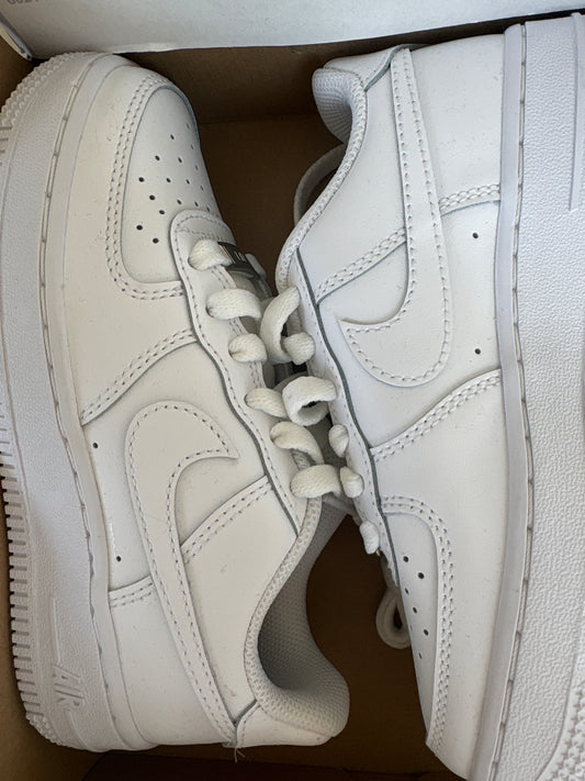 Nike Air Force 1, weiss, Größe 33