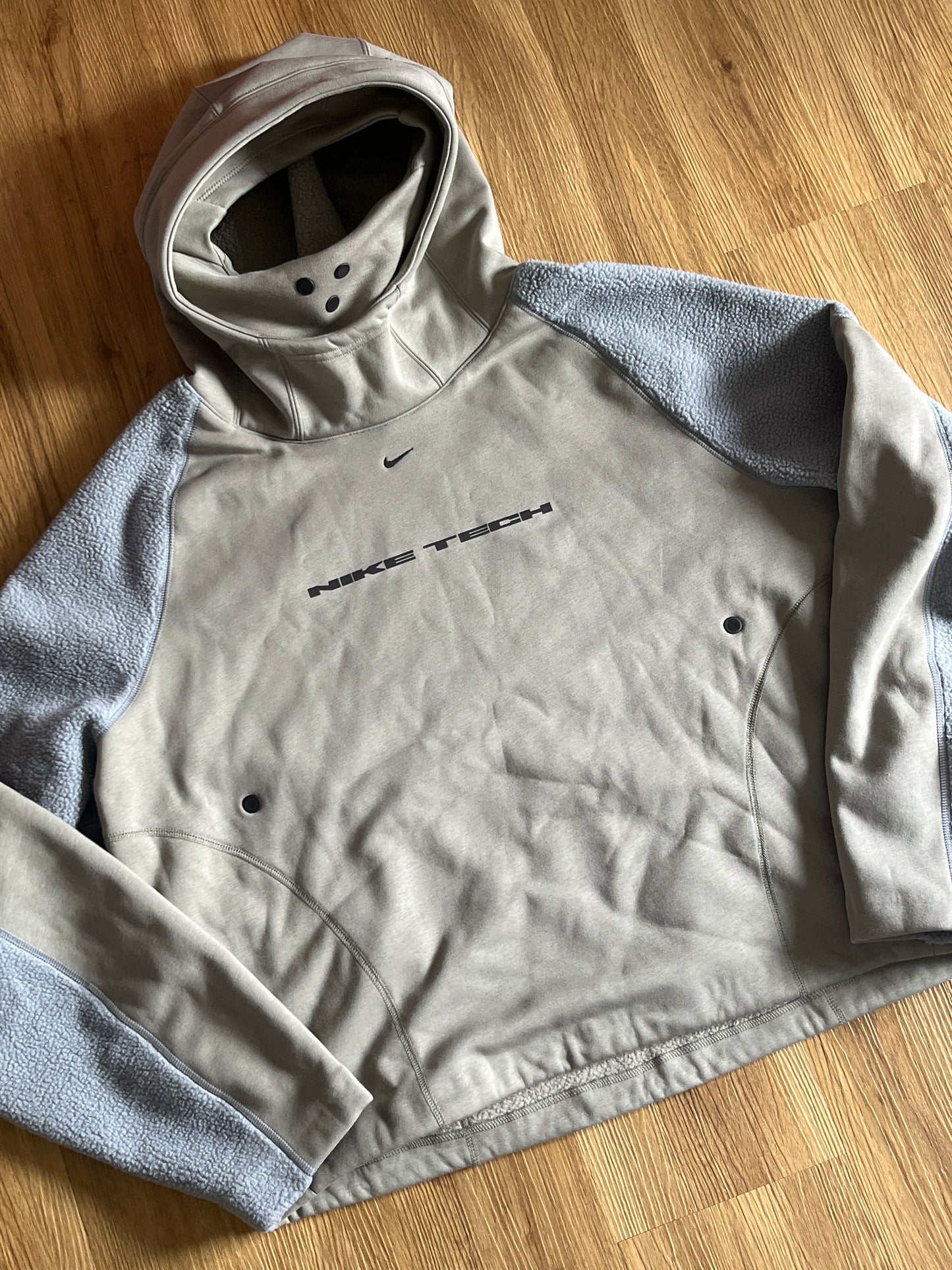 Nike Techfit Hoodie mit Fleece und integriertem Mundschutz in Grautönen, Größe wählbar
