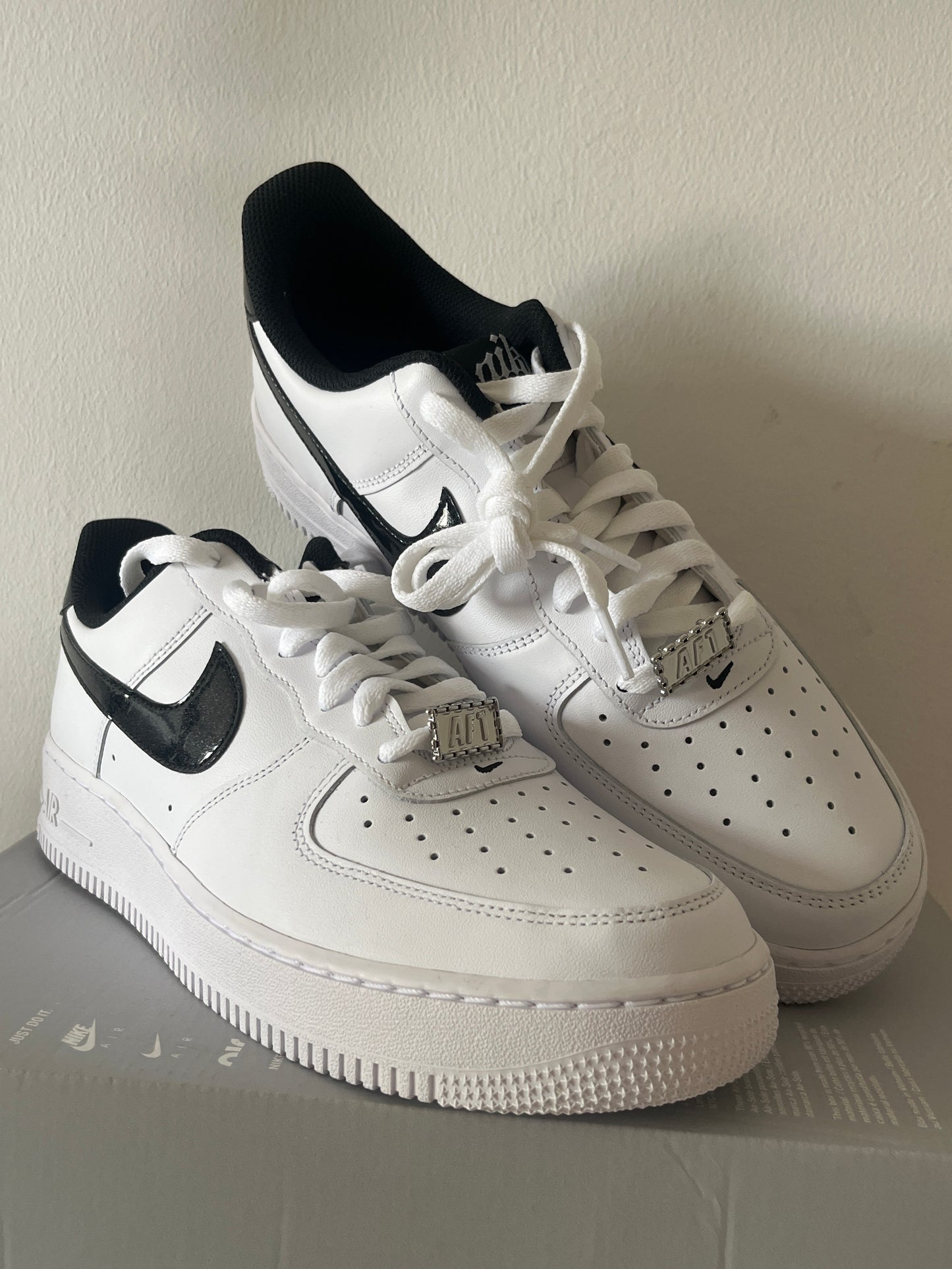 Nike Air Force 1 '07 LV8 in weiß/schwarz(glitzer), Größe 44,5