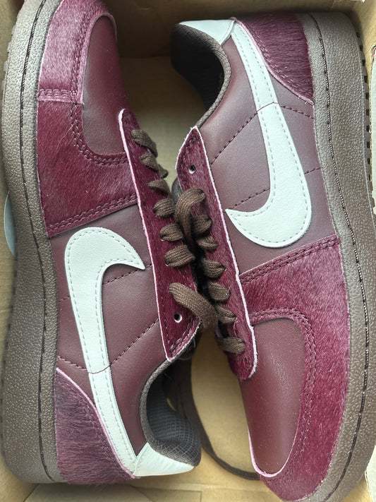Nike General Field, weinrot/weiss in Größe 39