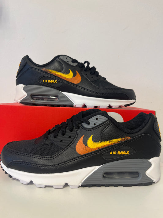 Nike Air Max 90 in schwarz/orange/gelb, Größe wählbar.