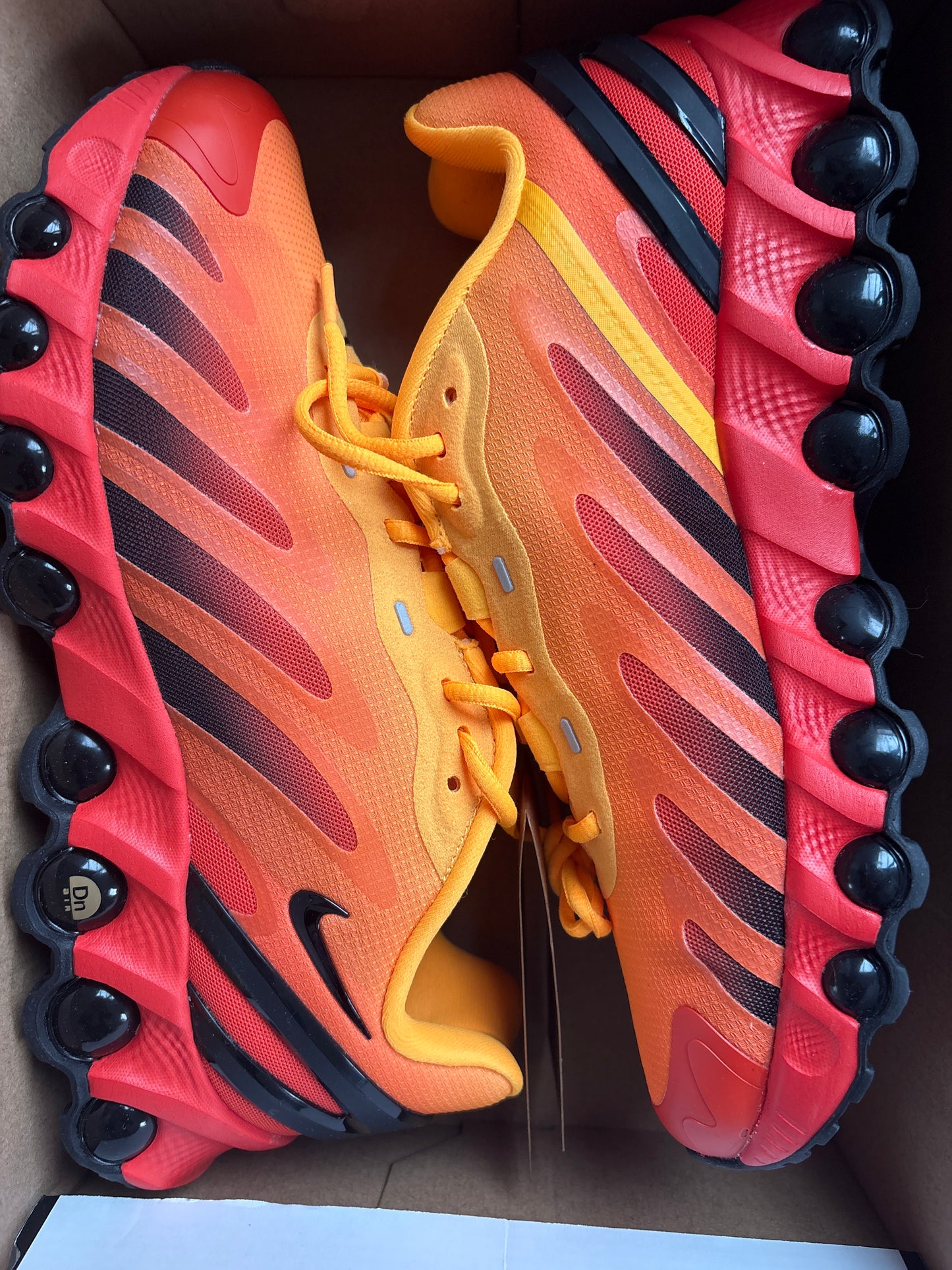 Nike AirMax DN8 in orange/schwarz, Gr. Wählbar