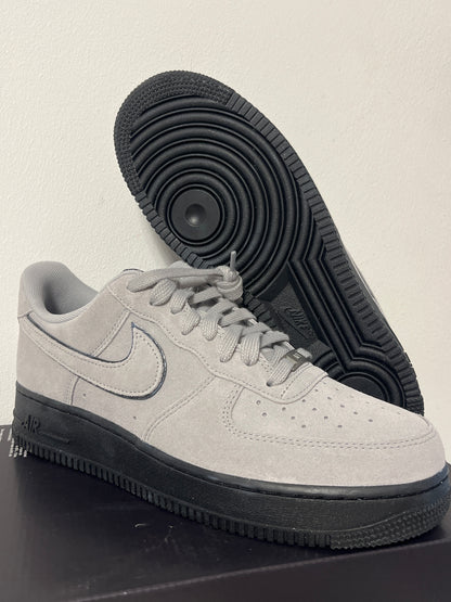 Nike Air Force 1 '07 LV8 in grau/schwarz, Größe 44