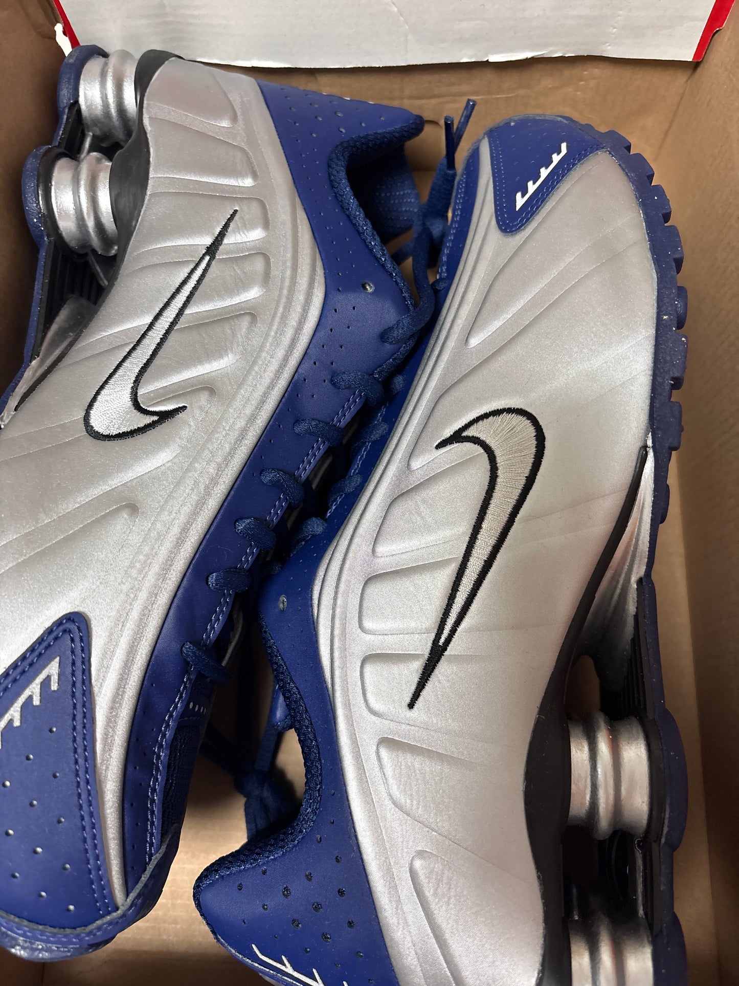 Nike Shox R4 in dunkelblau/silber, Größe 42,5