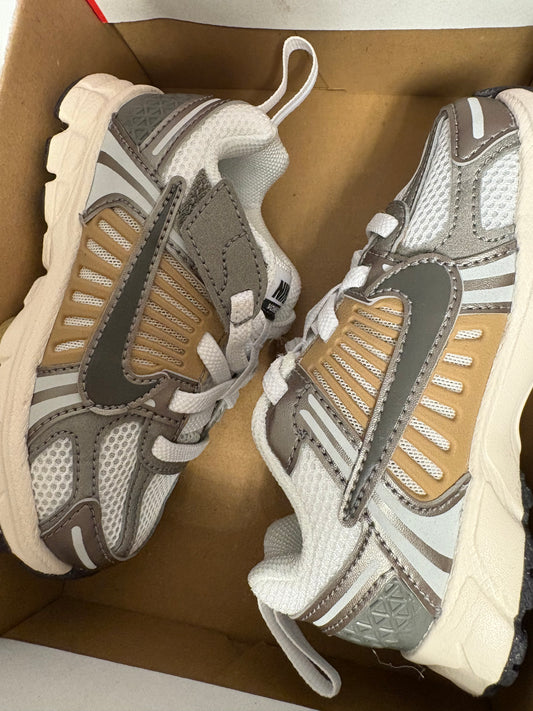 Nike Vomero 5 in grau/braun, Gr. 23,5