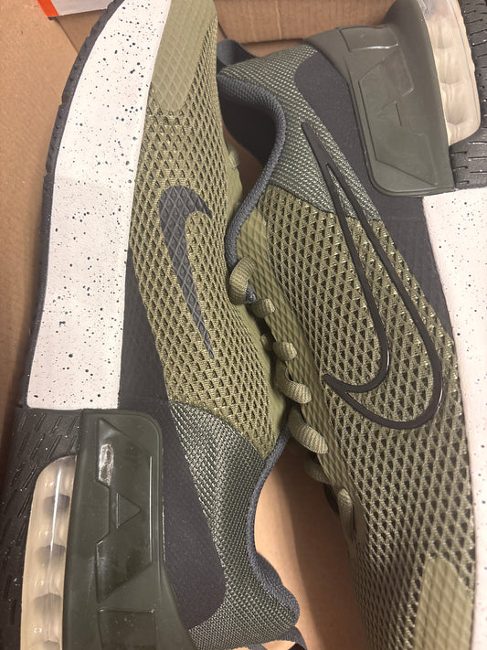 Nike Air Max Alpha Trainer 6, schwarz/dunkelgrün in Größe 46