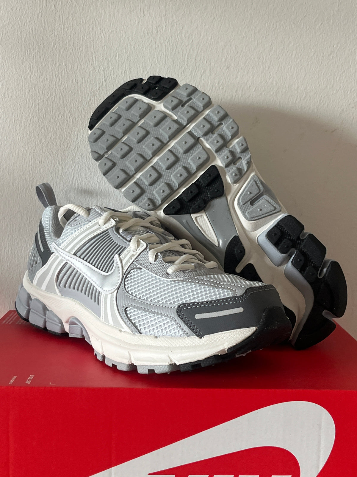 Nike Vomero 5 in grau/weiß/silber/schwarz, Größe 38