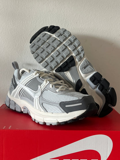 Nike Vomero 5 in grau/weiß/silber/schwarz, Größe 38