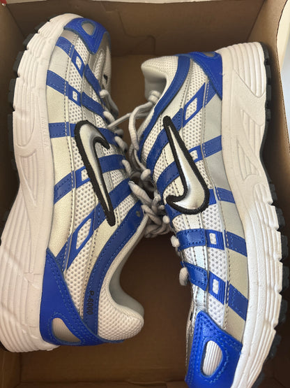 Nike P-6000 in Silber/weiss/blau, Größe 36,5