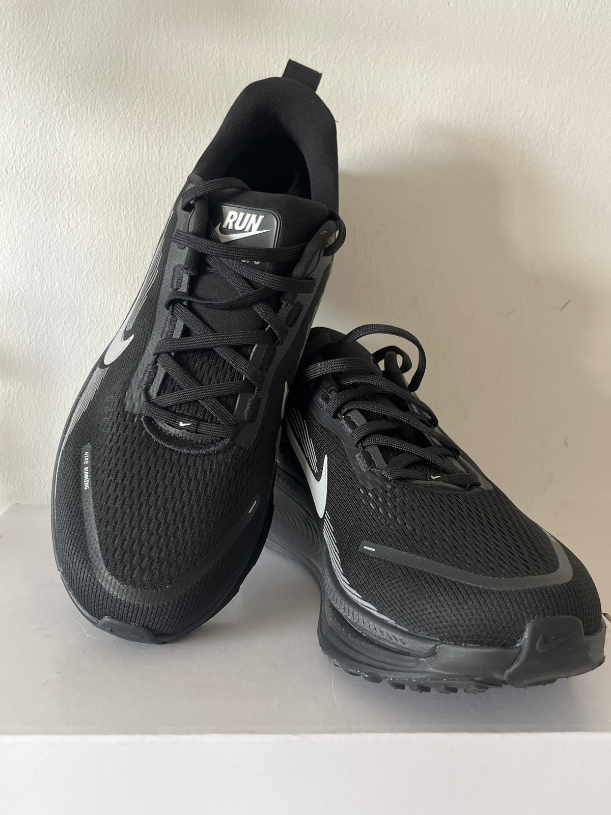 Nike Vomero 18 in schwarz/silber, Größe 46