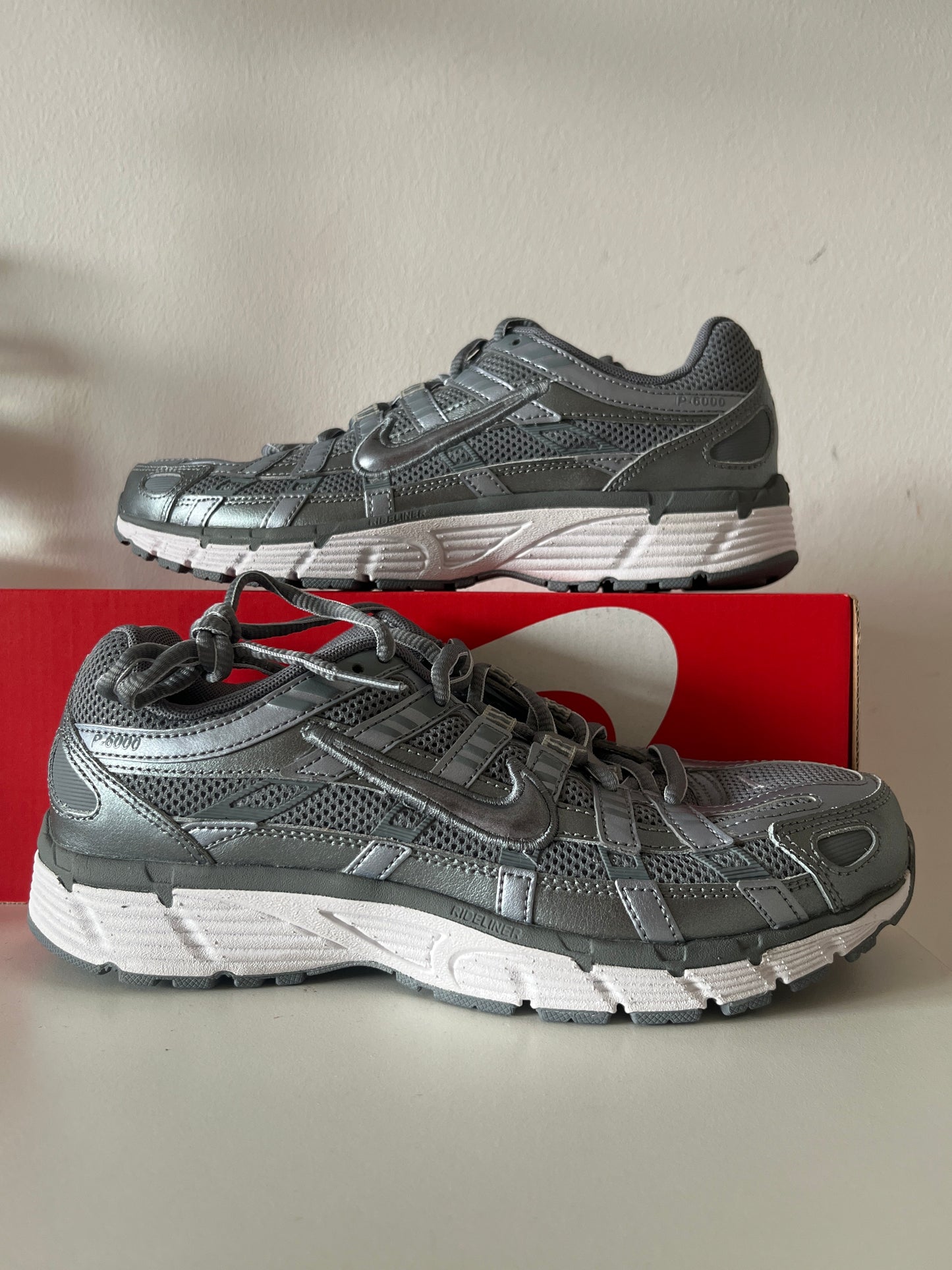 Nike P-6000 in grau/silber, Größe wählbar