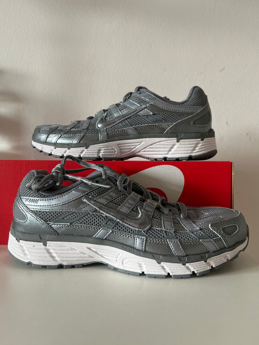Nike P-6000 in grau/silber, Größe wählbar