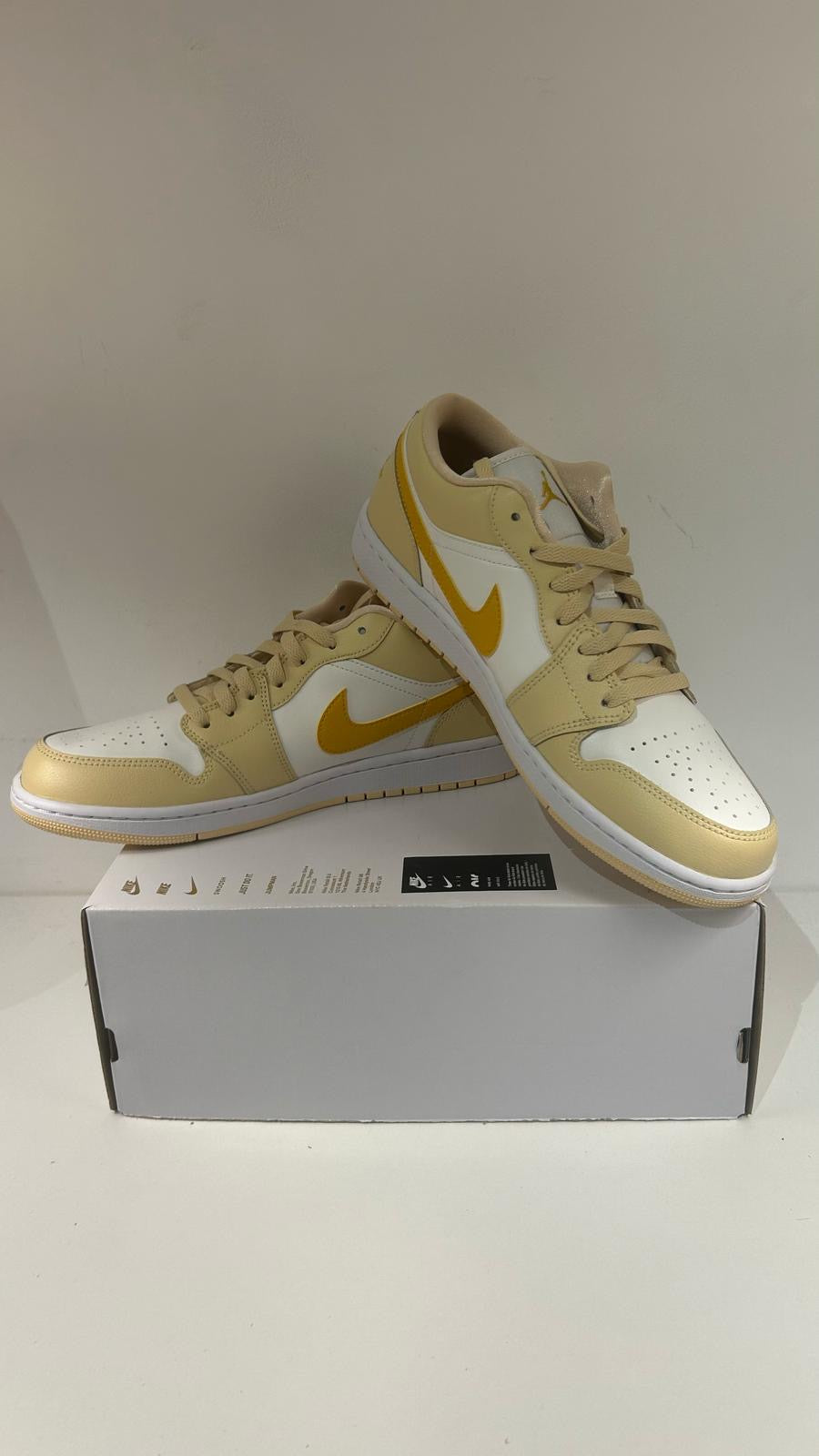 Nike Air Jordan 1 Low in weiss/creme/ockergelb, Größe wählbar