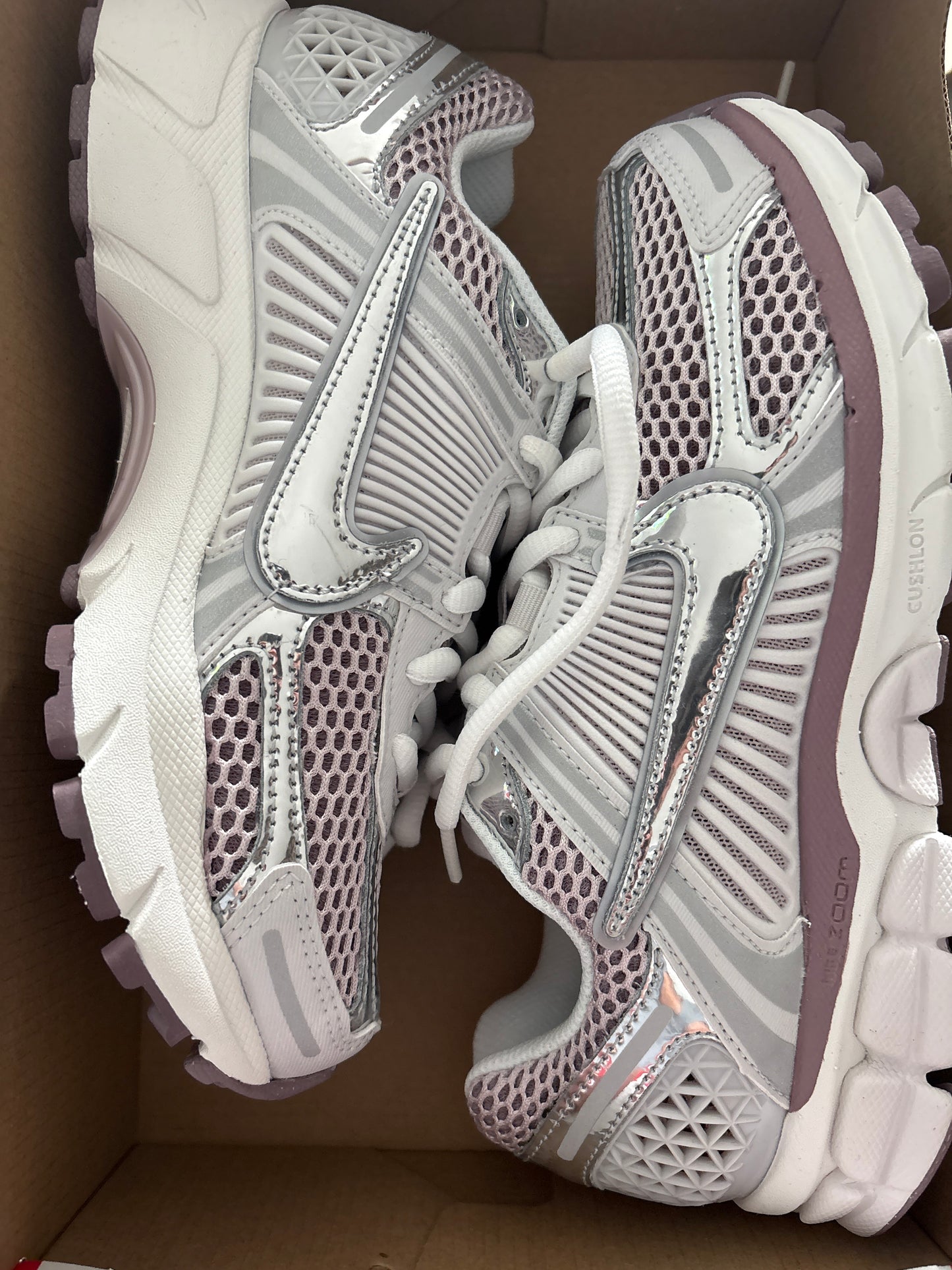 Nike Zoom Vomero 5 in Silber/grau/brombeere, Größe 42,5