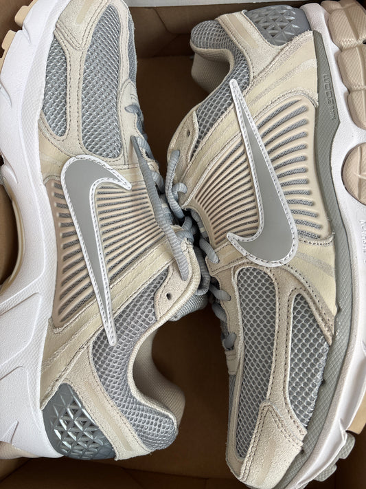 Nike Zoom Vomero 5 in grau/beige/silber, Größe 45,5