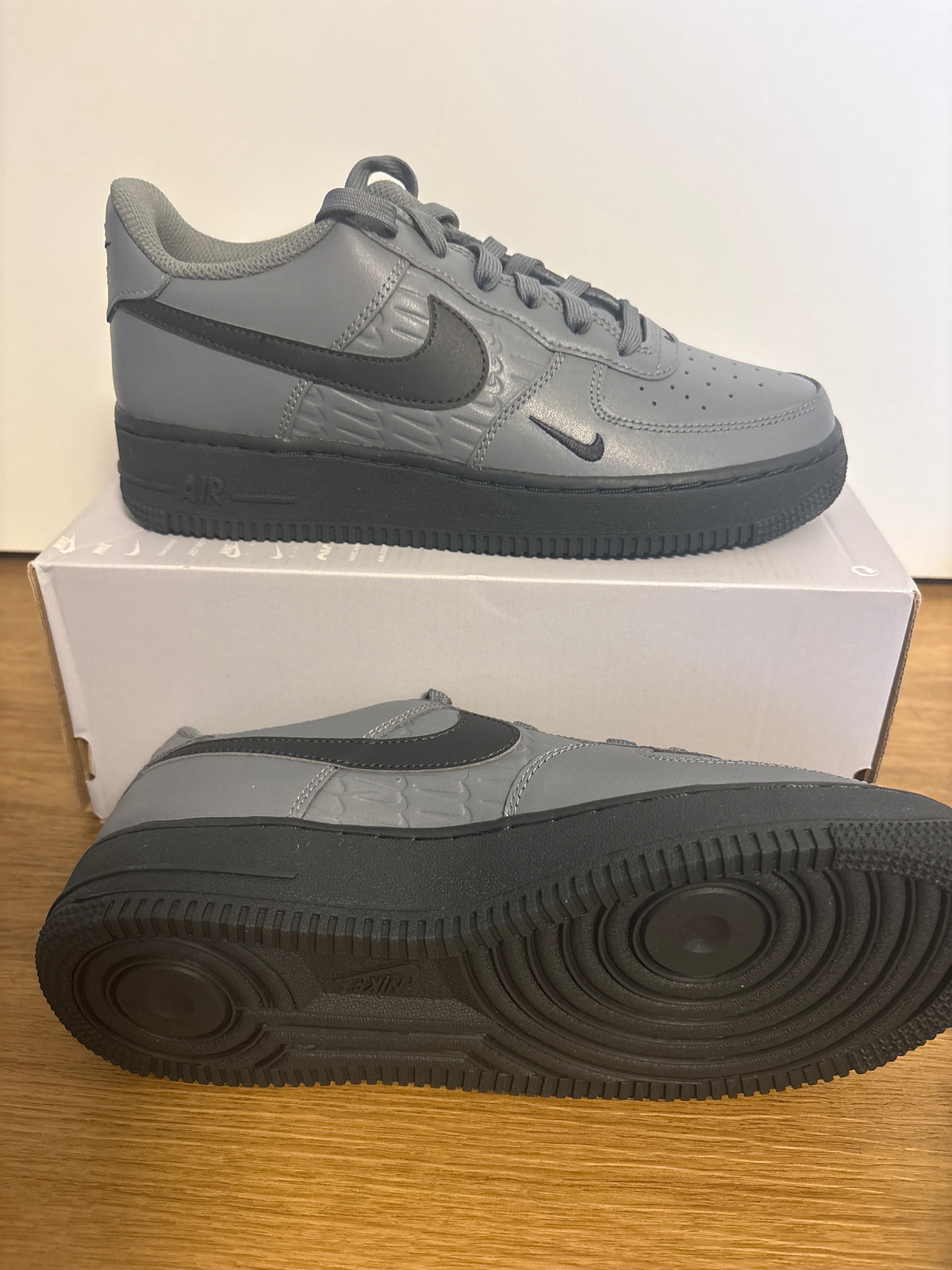 Nike Air Force 1 in verschiedenen Grautönen , Größe 39