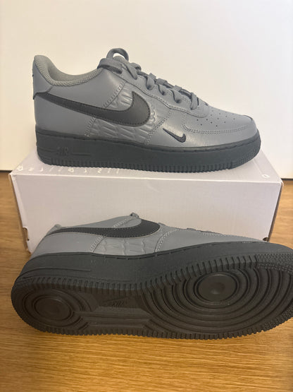 Nike Air Force 1 in verschiedenen Grautönen , Größe 39