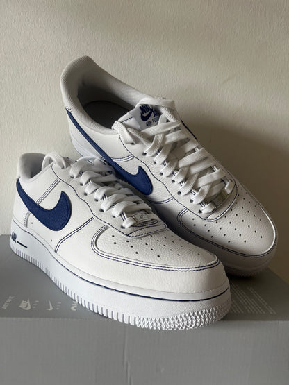 Nike Air Force 1 '07 in weiß/dunkelblau, Größe 41