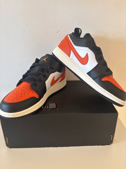 Nike Jordan Low, in weiss/schwarz/orange, Größe wählbar