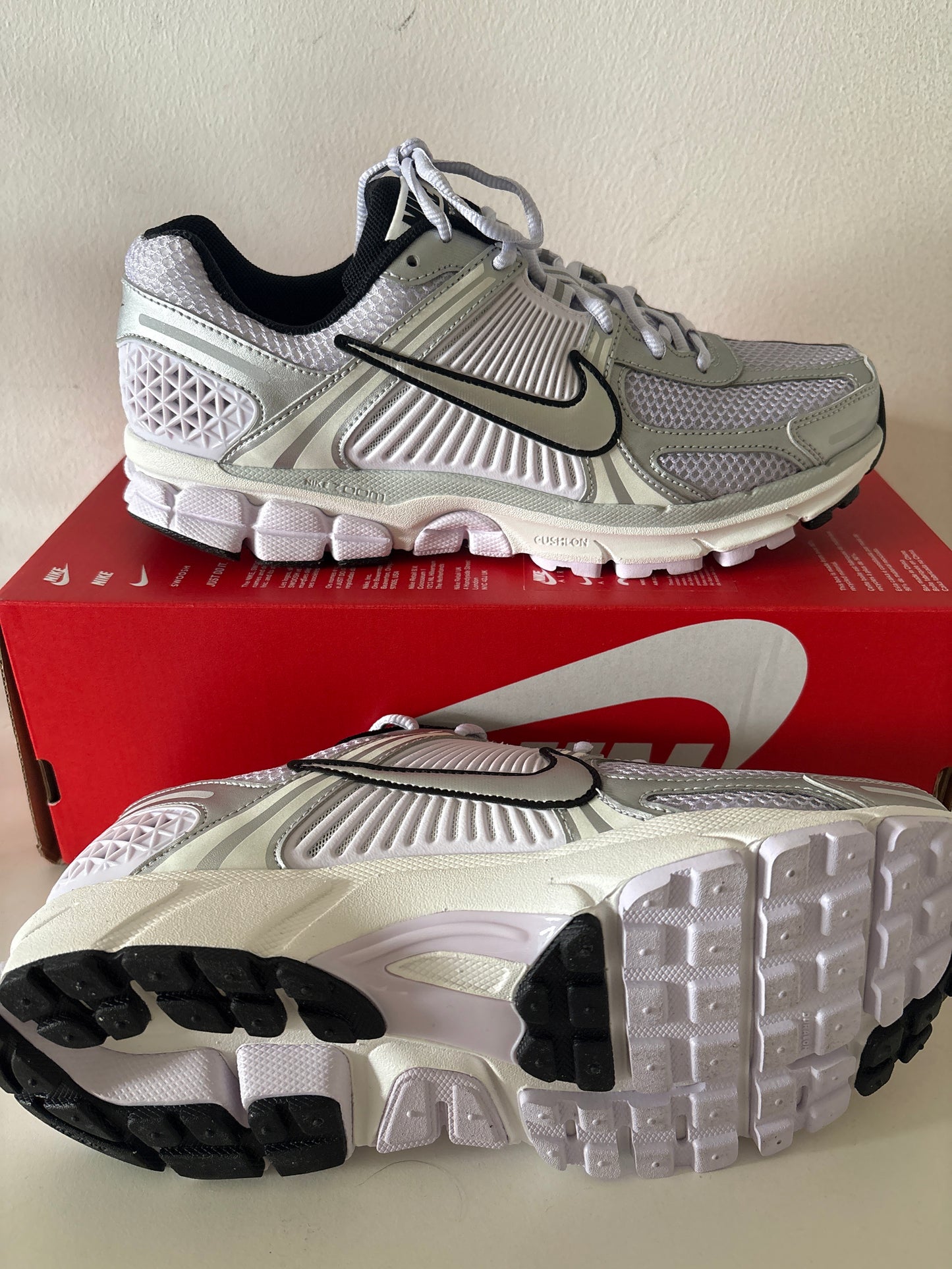 Nike Zoom Vomero 5 in Flieder/silber, Größe 42
