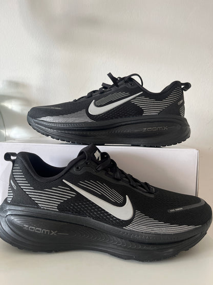 Nike Vomero 18 in schwarz/silber, Größe 46