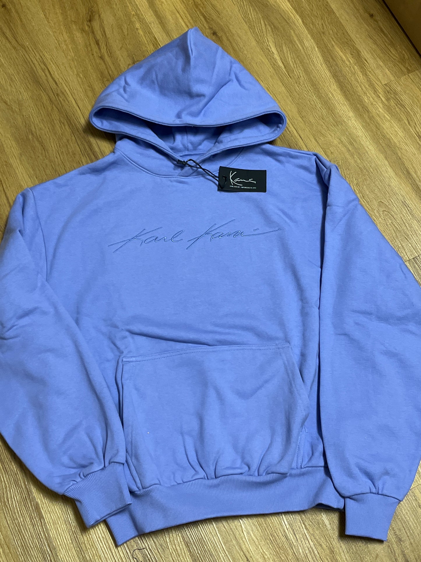 Karl Kani Hoodie mit großem Schriftzug in lila, Größe M