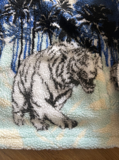 Karl Kani Plüsch Pullover 1/4 ZIP verschiedenfarbig mit Tiger-Print, Größe XL