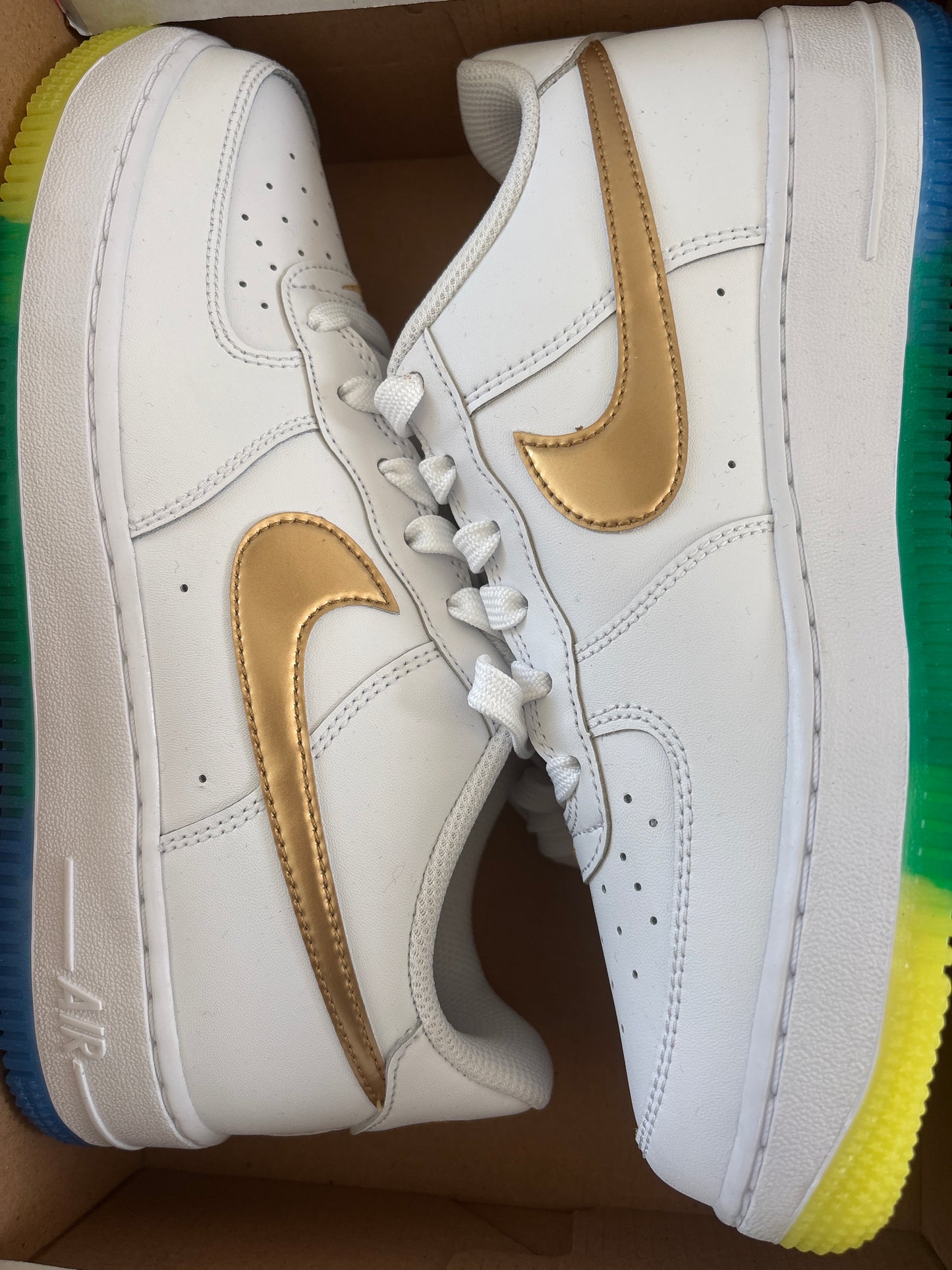 Nike Air Force 1 in weiß/verschiedene Farben, Größe 39