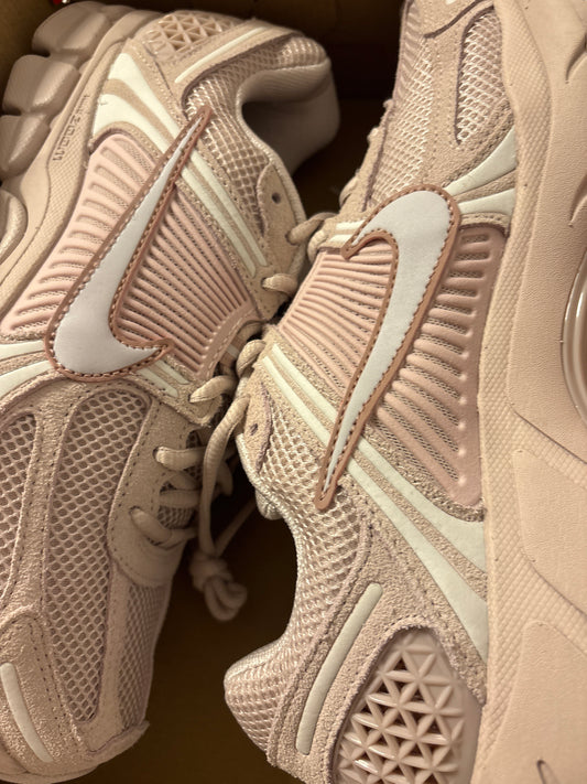 Nike Zoom Vomero 5 in altrosa, Größe 42,5