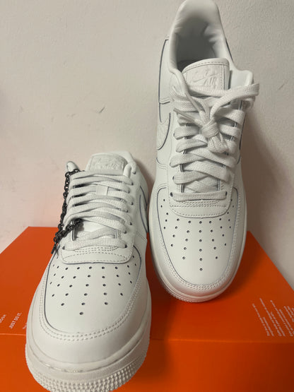 Nike Air Force 1 weiß mit silberner Kette und Muster auf dem Swoosh, Größe wählbar