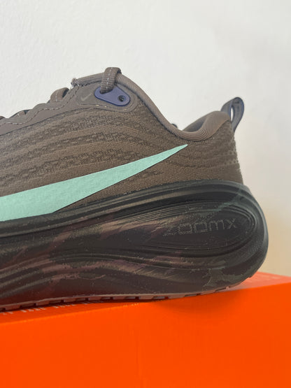 Nike Vomero Plus in braun/schwarz/mint mit lila Details, Größe 38,5