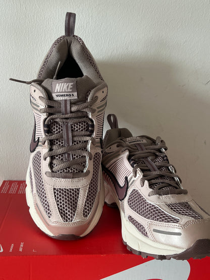 Nike Vomero 5 in brombeere/flieder/creme, Größe 38,5
