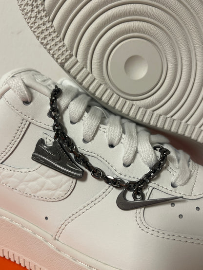 Nike Air Force 1 weiß mit silberner Kette und Muster auf dem Swoosh, Größe wählbar