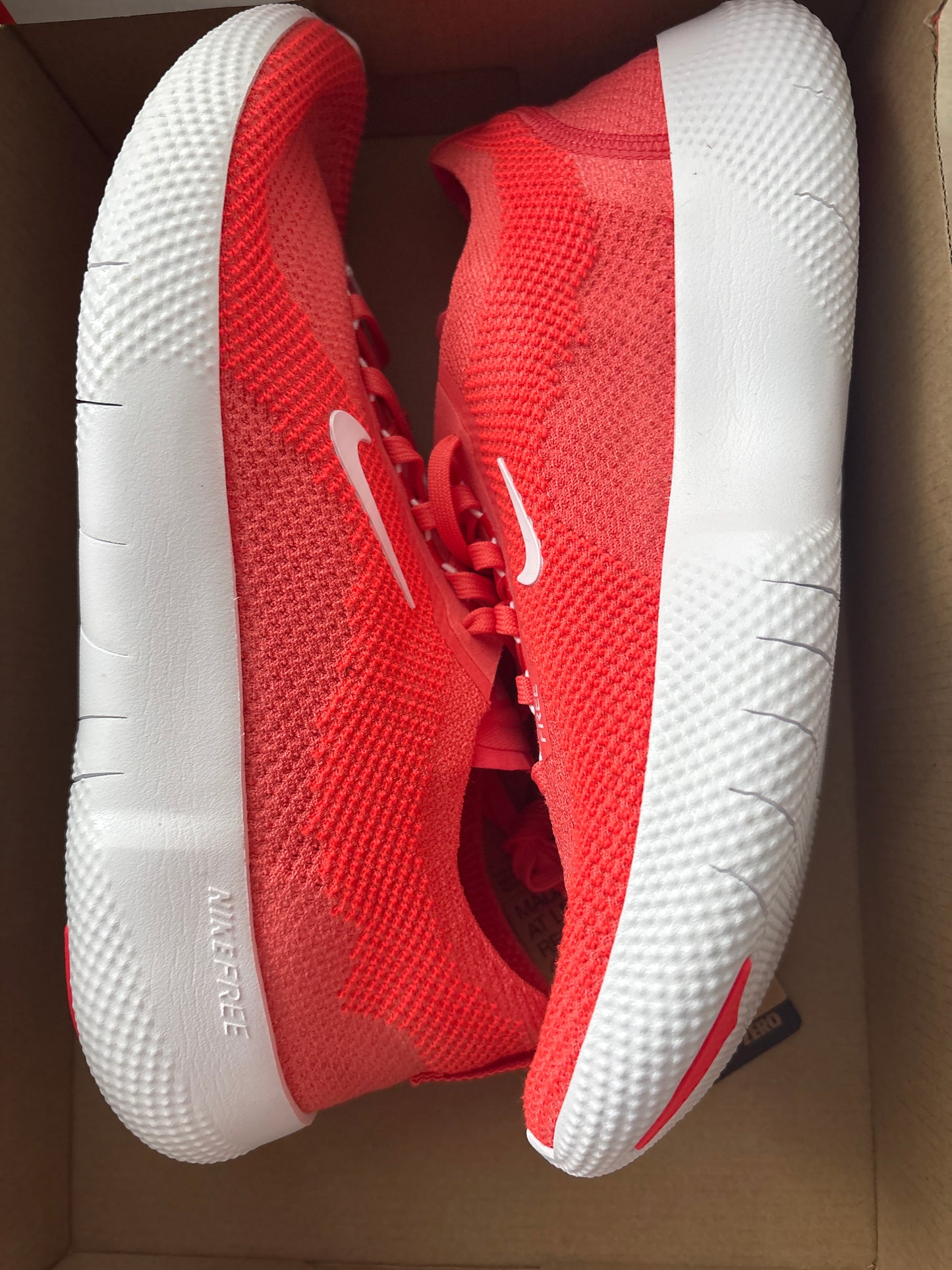 Nike Free 2025 in weiss/rosaton, Gr. 42,5