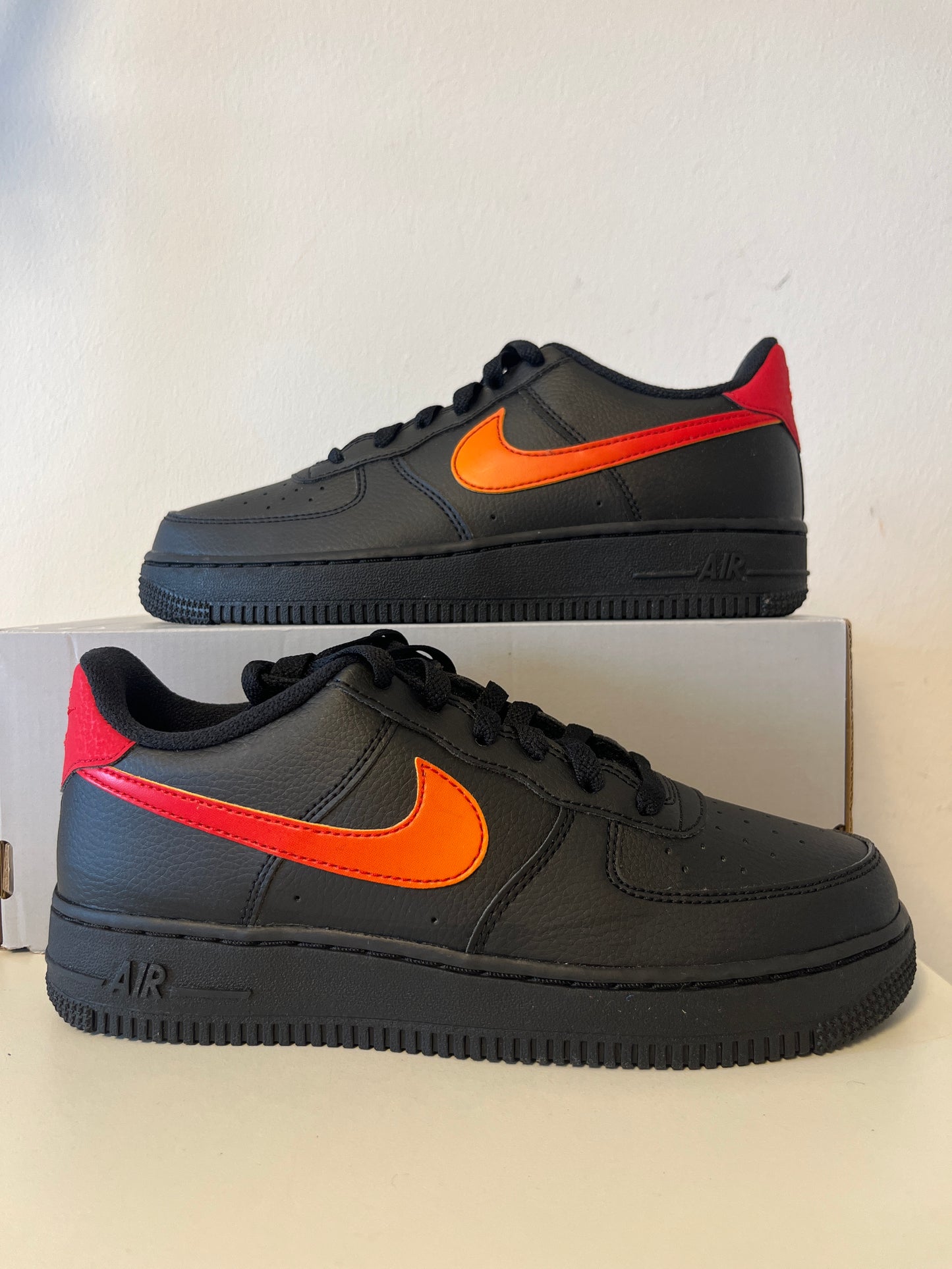Nike Air Force 1 Low in schwarz mit rot/orangenem Swoosh (Farbverlauf), Größe 38