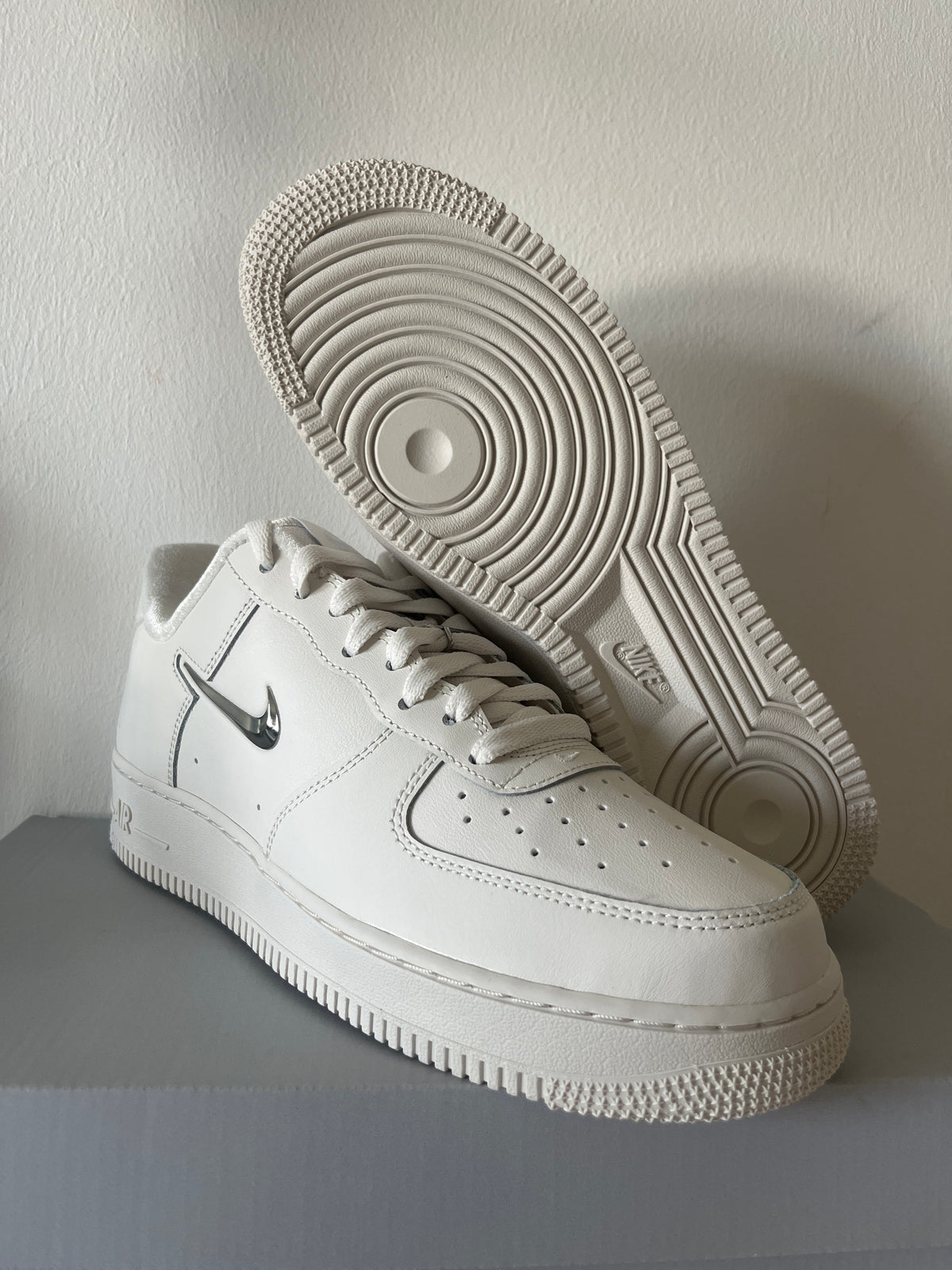 Nike Air Force 1 '07 weiß mit silbernen Swoosh, Größe wählbar