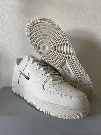 Nike Air Force 1 '07 weiß mit silbernen Swoosh, Größe wählbar