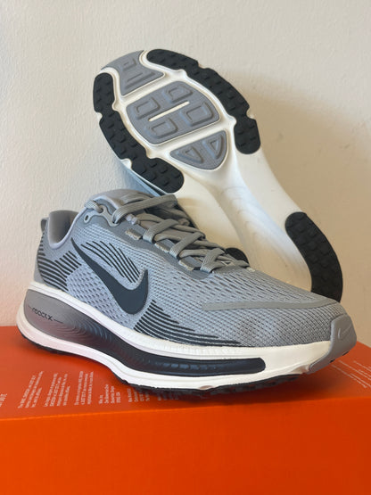 Nike Vomero 18 in grau/schwarz, Größe 38,5