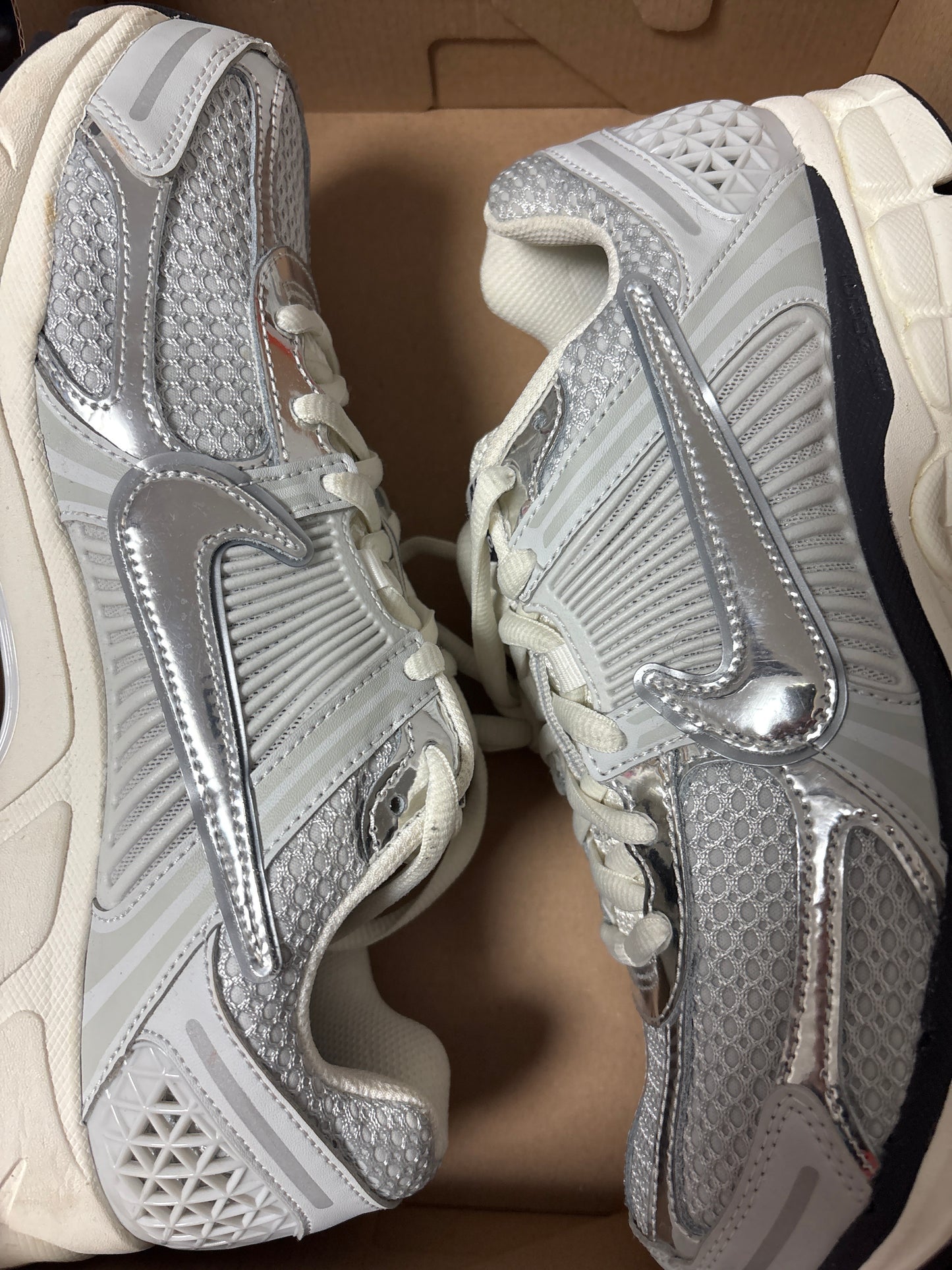 Nike Zoom Vomero 5 in grau/silber, Größe 43