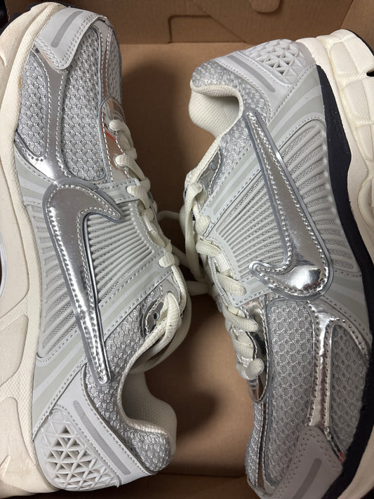 Nike Zoom Vomero 5 in grau/silber, Größe 43