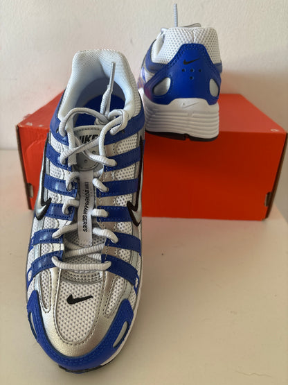 Nike P-6000 in Silber/weiss/blau, Größe 36,5