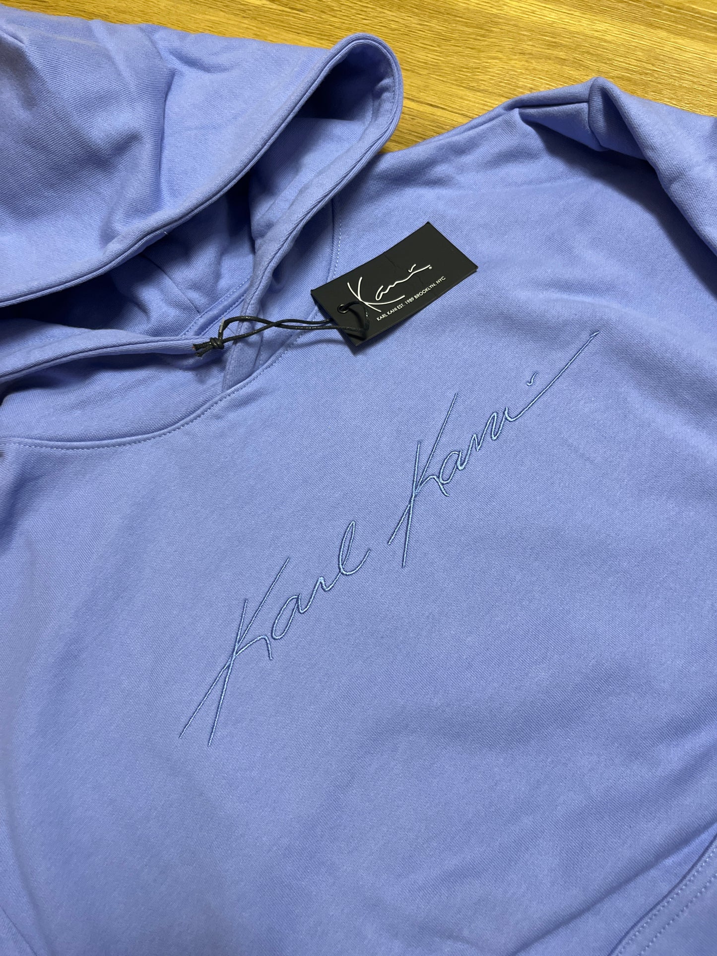 Karl Kani Hoodie mit großem Schriftzug in lila, Größe M